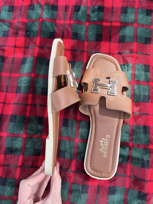 Klapki brązowe logowane