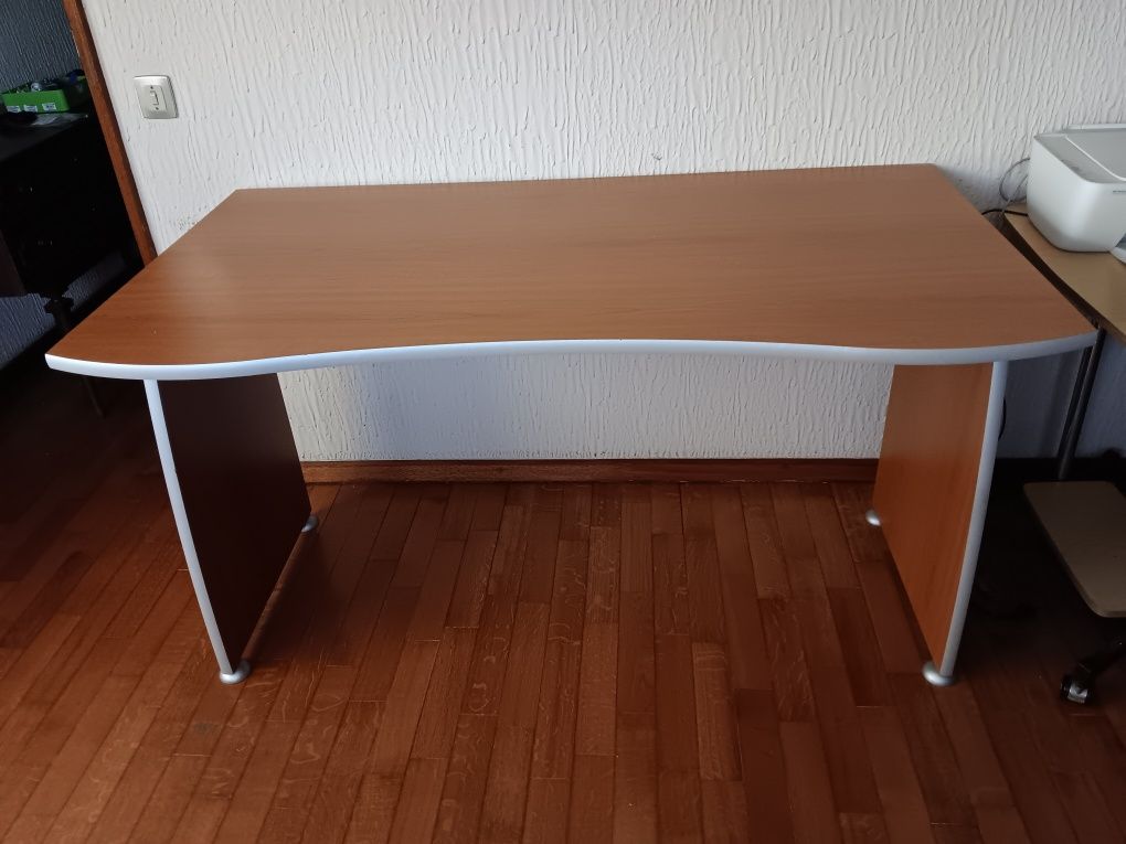 2 Armários de escritório e 1 mesa de trabalho