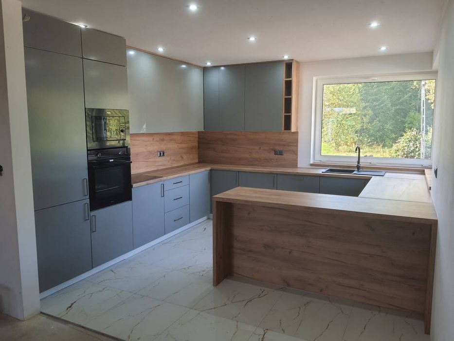 Składanie mebli z paczek