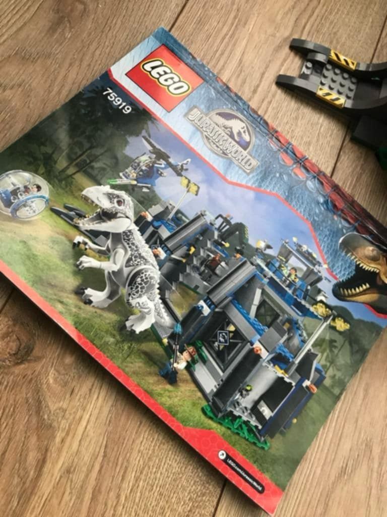LEGO 75919 Jurassic World: Indominus Rex na wolności