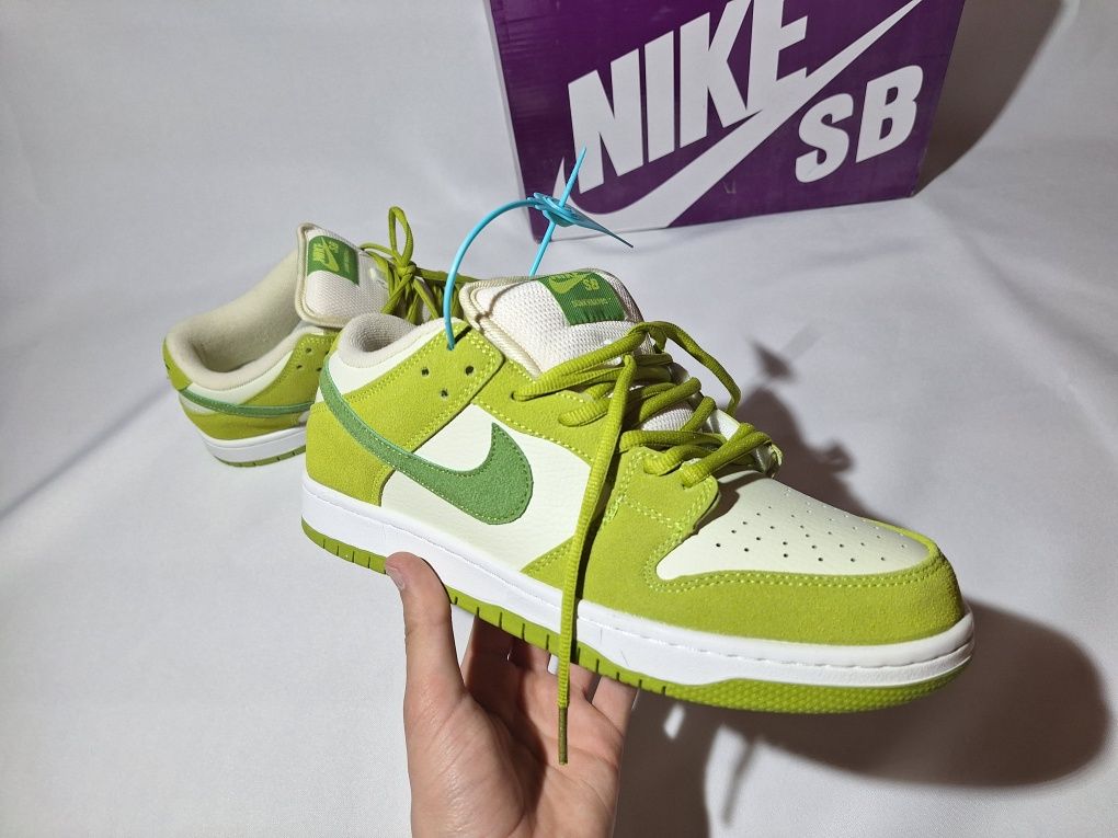 Nike dunk low sb apple