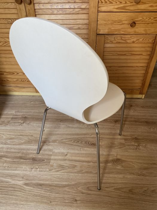 Białe krzesło JYSK