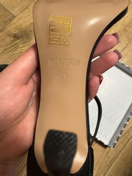 Сандалі жіночі 39 розміру