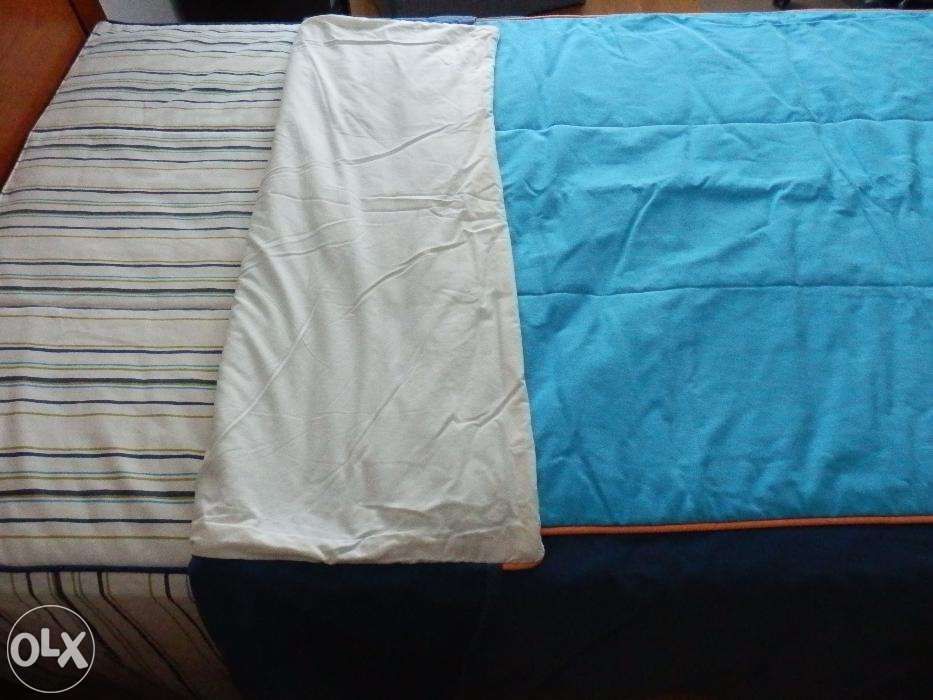 Vendo coberta de cama de rapaz cor azul claro e azul escuro com debrum