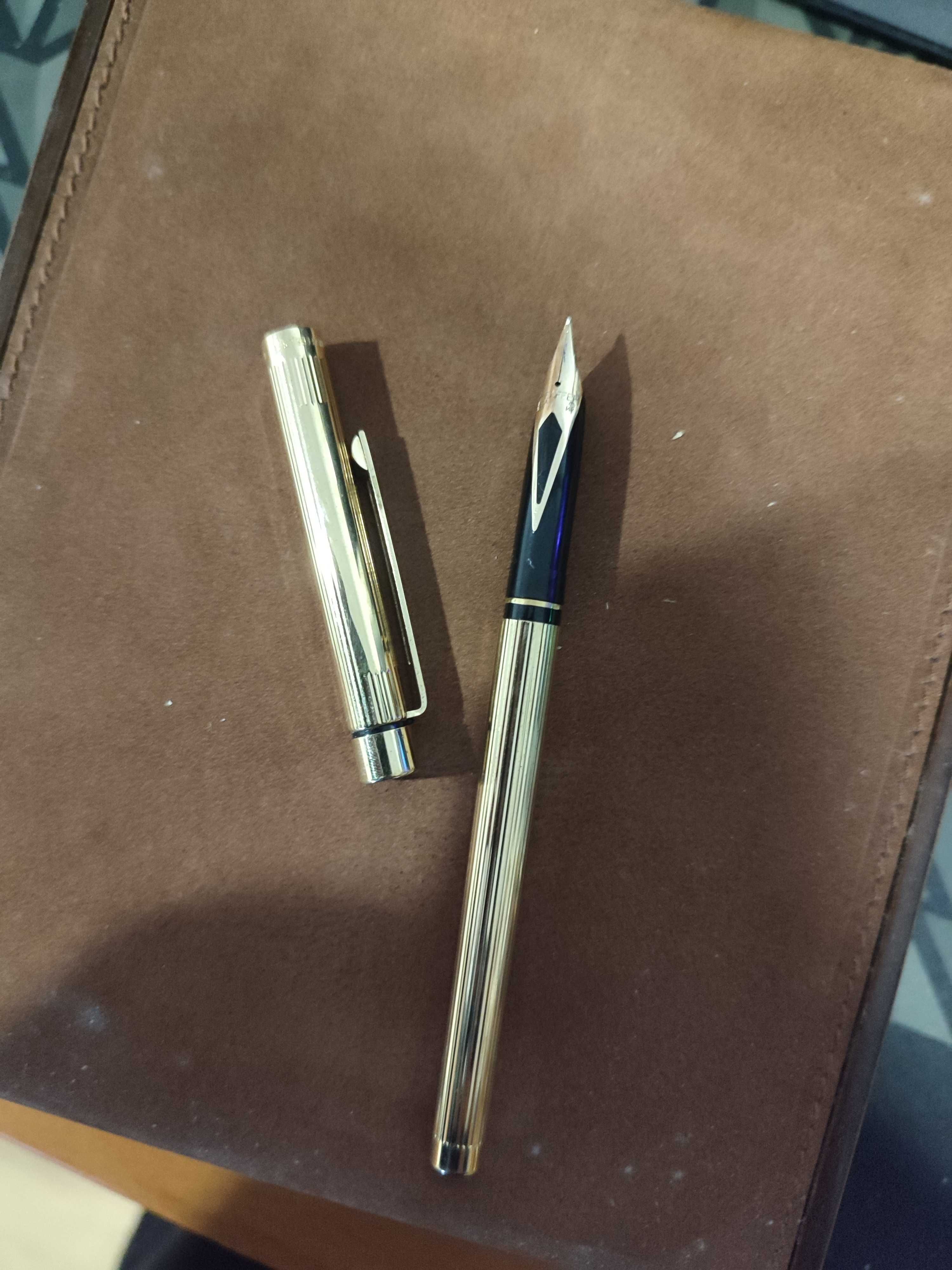 Caneta sheaffer dourada