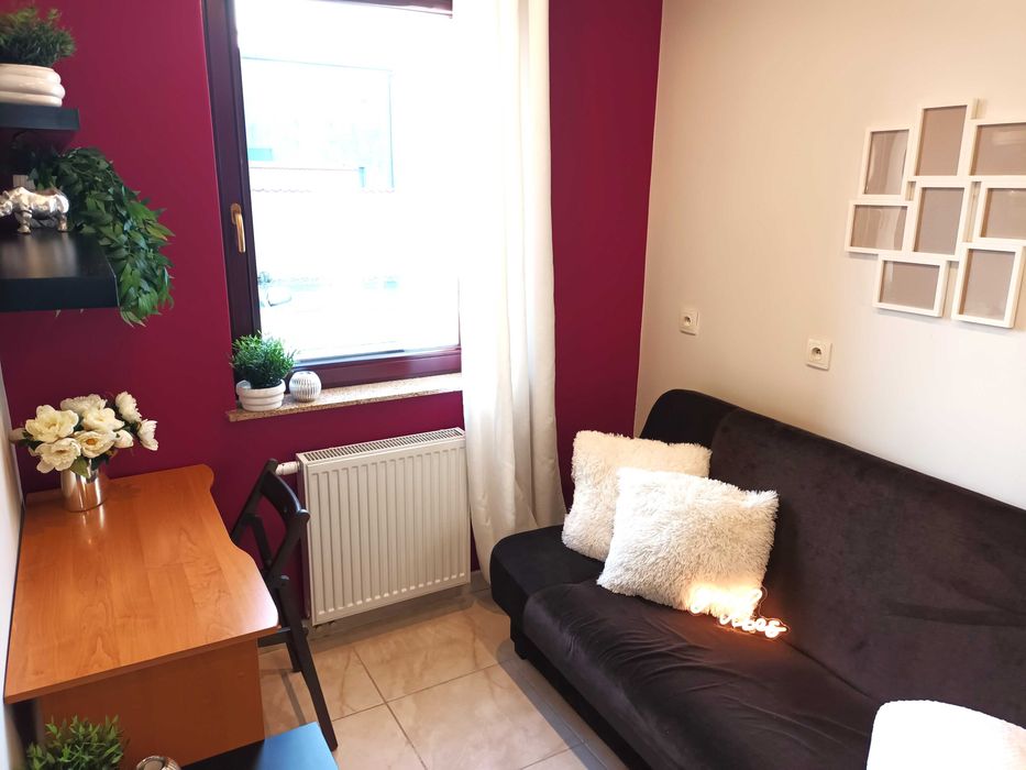 Nowoczesny i zadbany pokój w CENTRUM Przeźmierowa. WIFI gartis!