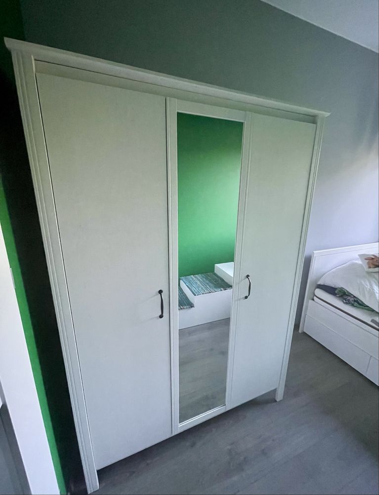 Szafa trzydrzwiowa z lustrem Ikea Brusali stan bardzo dobry