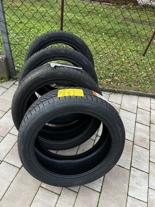 Opony zimowe Trazano 245/45R19 102V