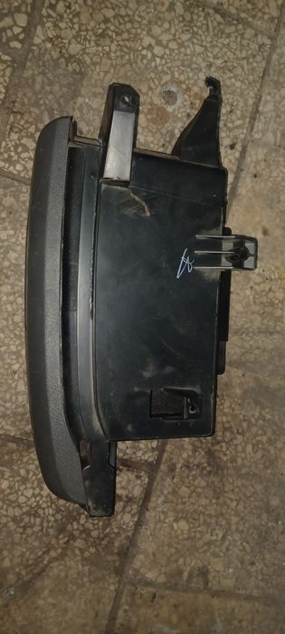 Schowek samochodowy pod fotel pasażera od vw golf 5 kombi 2007 r.