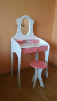 Toaletka dla dziewczynki do domowego salonu piękności