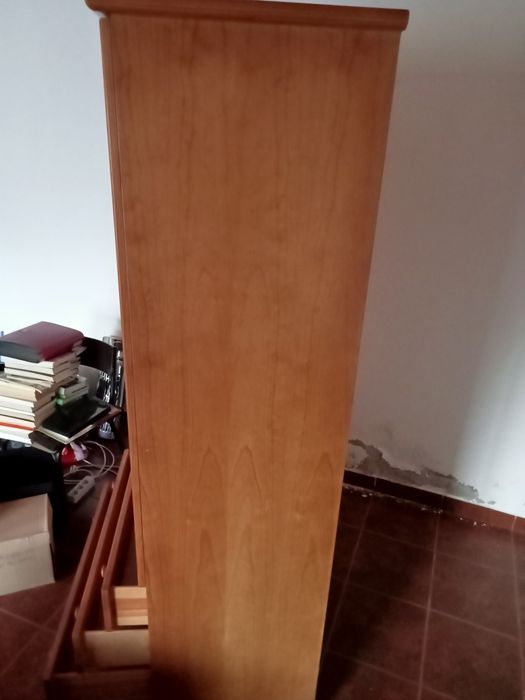 Roupeiro em pinho claro. Altura 1,92 largura 0,90 fundo 0,50cm