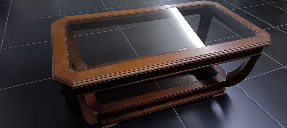 Mesa de sala de madeira e vidro usada.
Com marca de uso, mas em estado