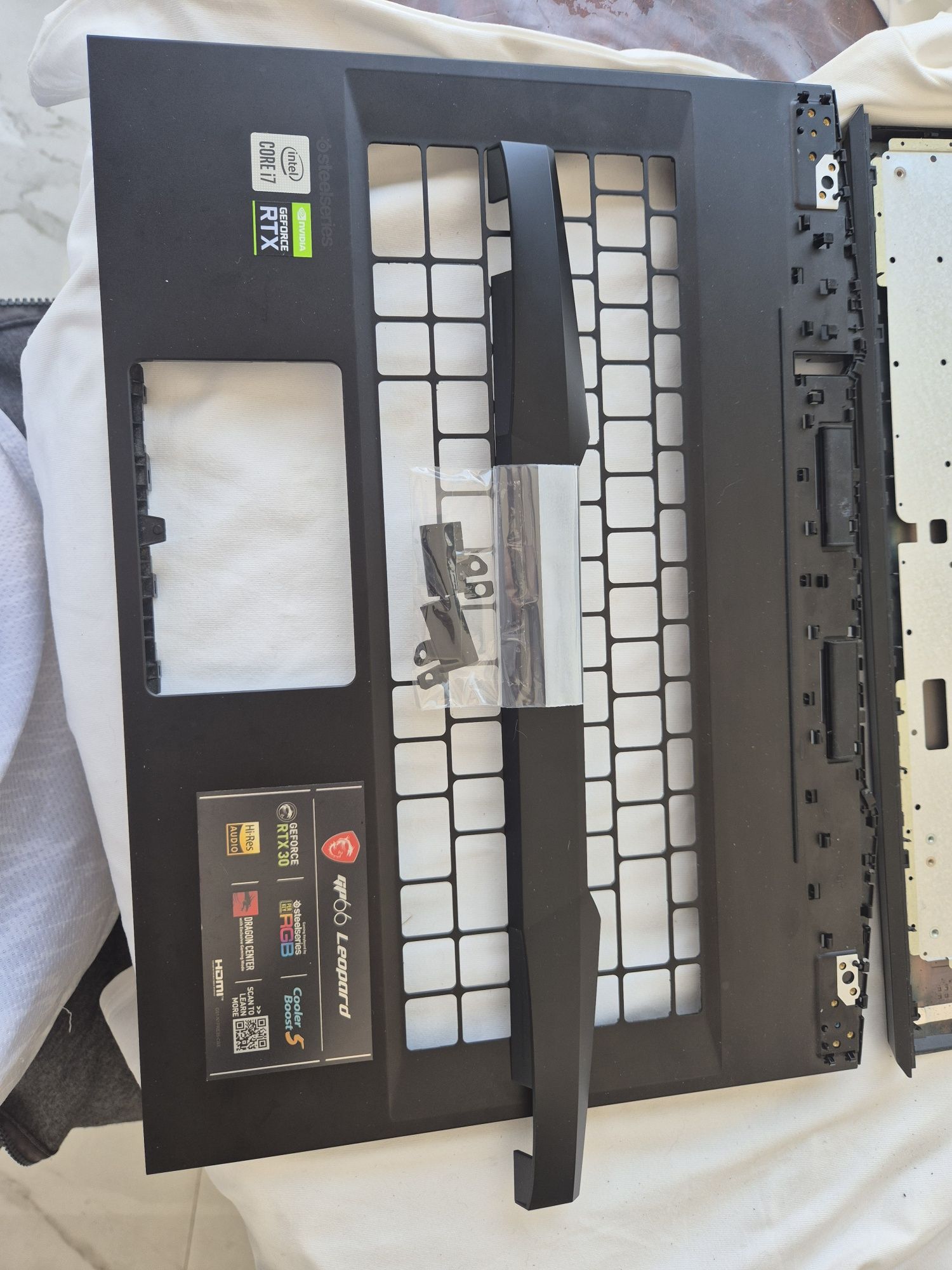 Cobertura inferior (base) do laptop MSI GP66 Leopard 10UH-483