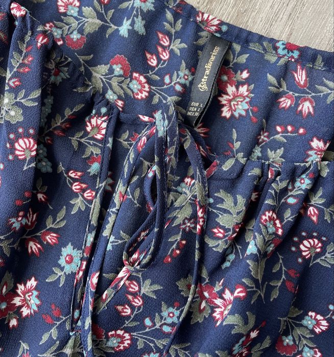 Vestido azul marinho com flores (Stradivarius, tamanho L)