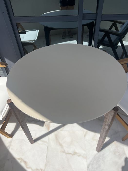 Mesa Jardim redonda em cimento e madeira de acácia (100cm diâmetro)