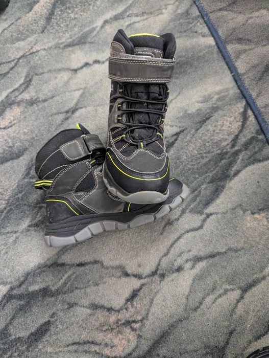 Продається зимове взуття для хлопчика