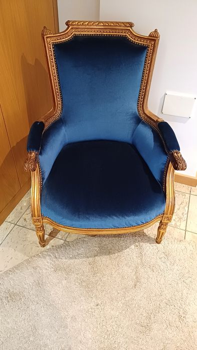 Senhorinha de madeira e veludo