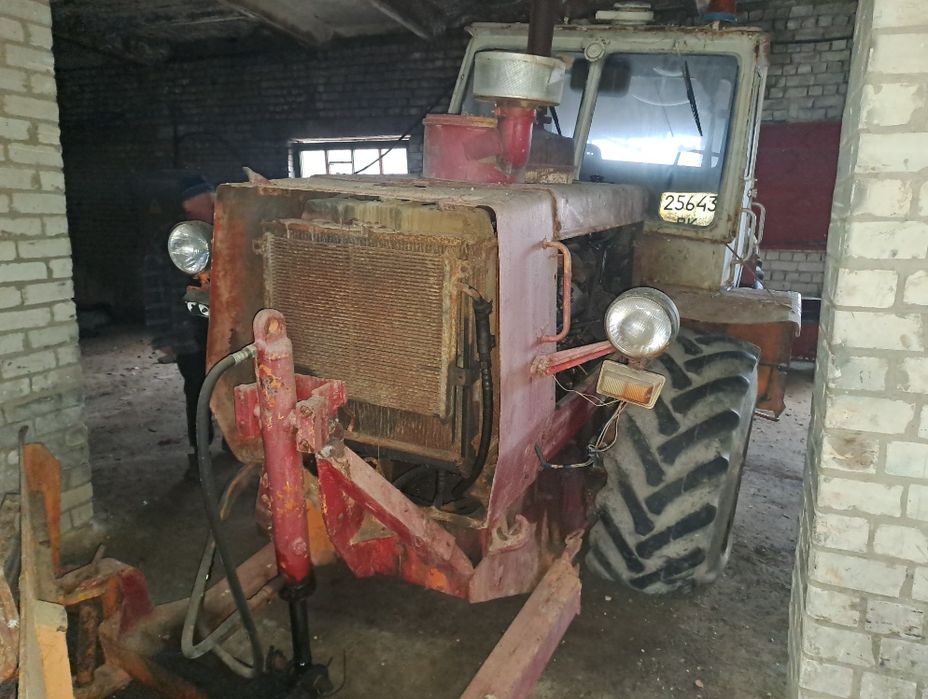 Трактор т-150 з відвалом.