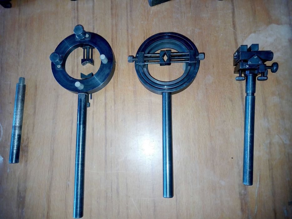 Тримачі оптичних елементів для використання в оптичних лавах і столах