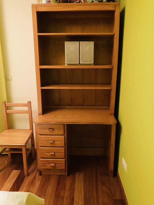 Escrivaninha com cadeira