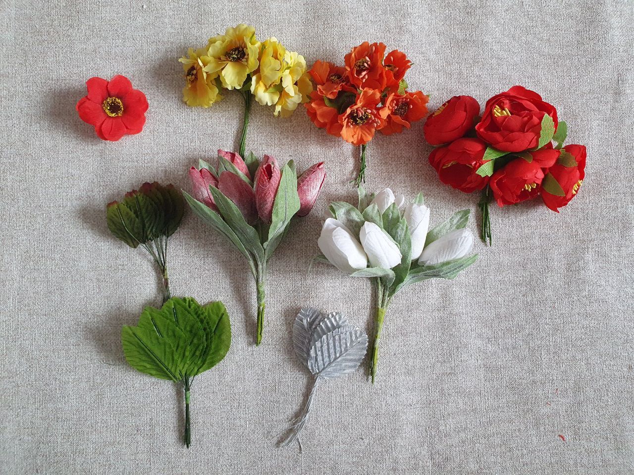 Декоративные цветы из фоамирана, тычинки, листья, проволока/прут,лента