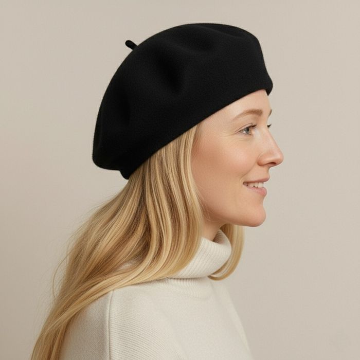 Wełniany beret z antenką w czarnym kolorze