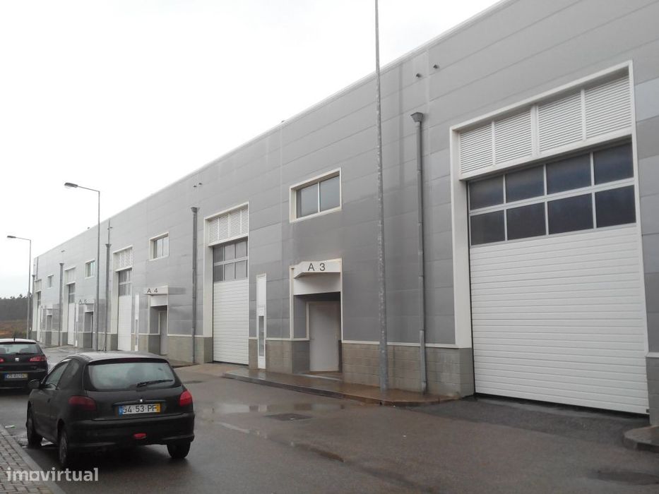 Armazém com 450m² junto a Torres Vedras