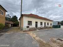 Moradia T4 térrea para recuperar com anexos, lareira, pátio, garage...