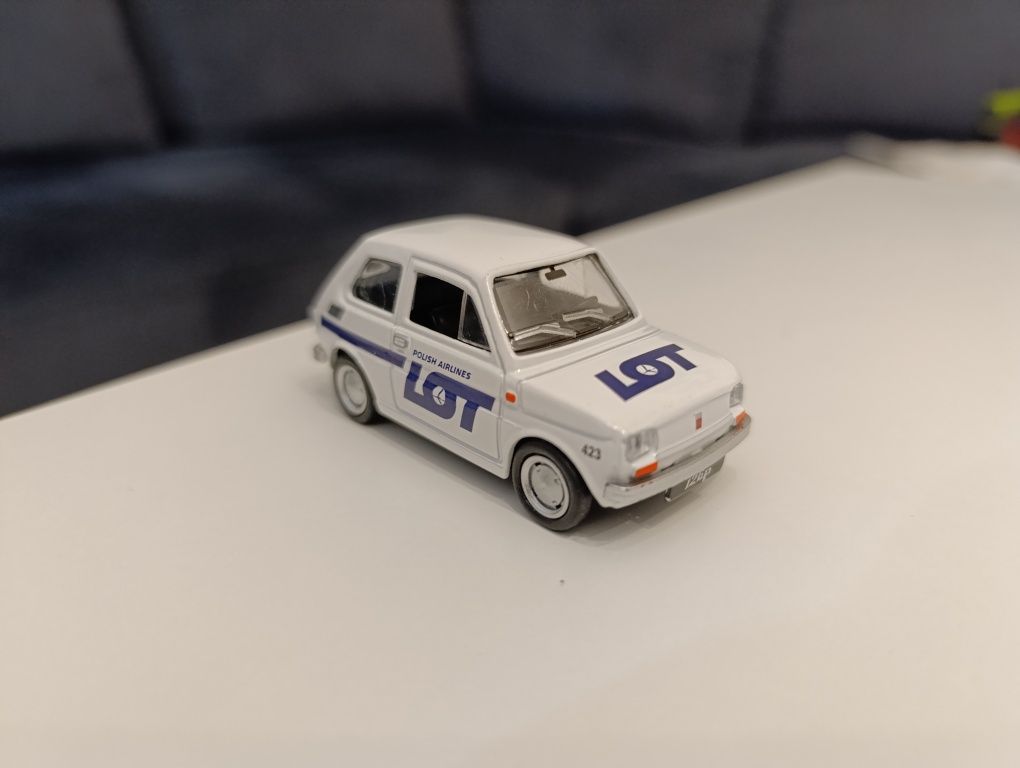 Samochód PRL model Fiat 126p resorak PLL LOT lotniskowy samochód obsłu
