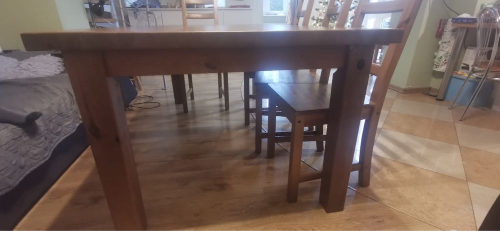 Stół i 8 krzeseł z litego drewna