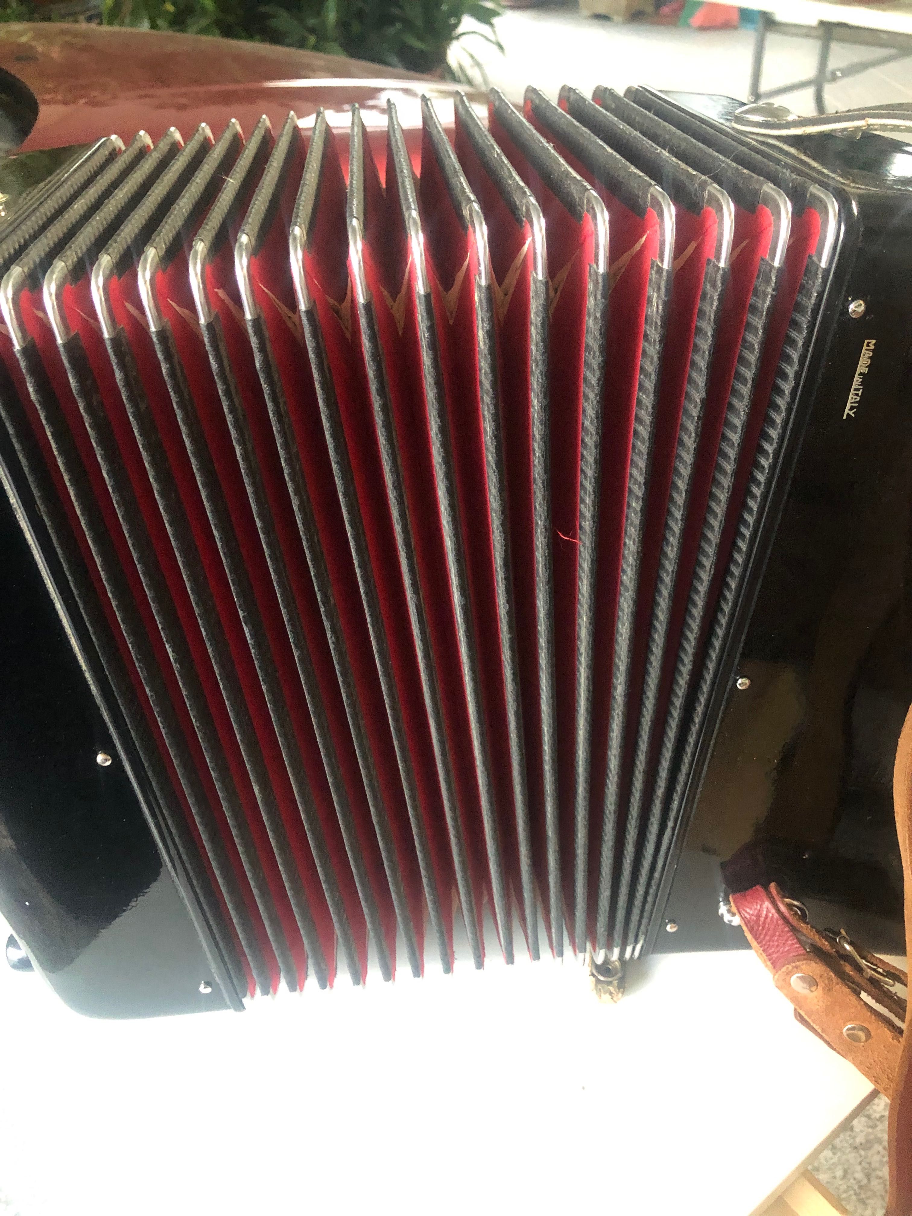Vendo concertina Adria a 3VOZ de Luxe e a9 na baixaria