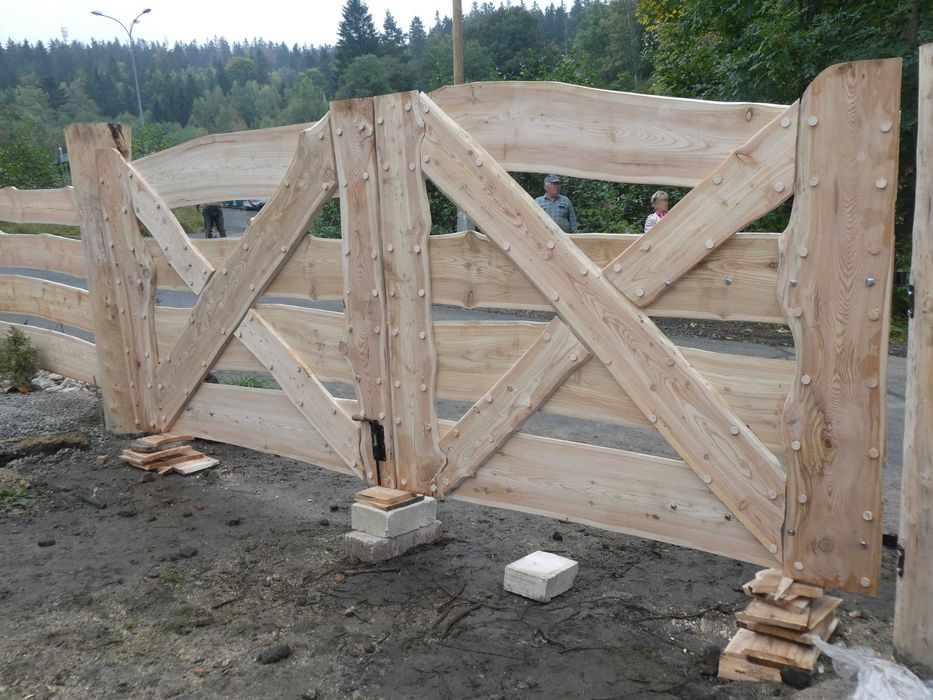 brama drewniana bramy drewniane ogrodzenie ogrodzenie płoty płot