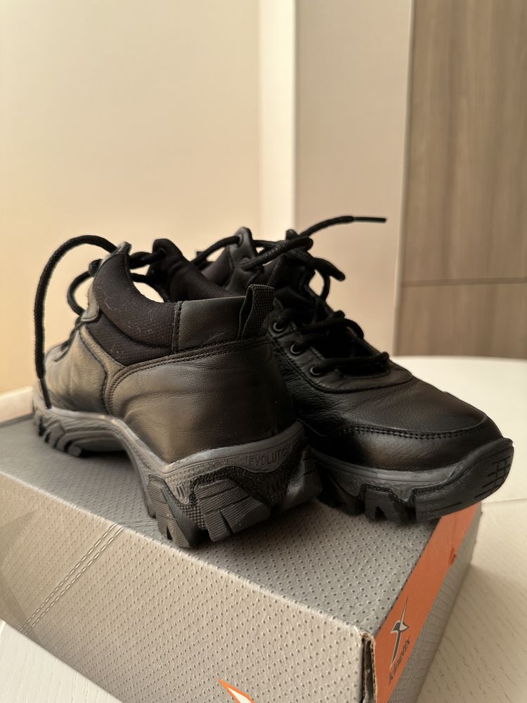 Шкіряні ботинки (розмір 39)