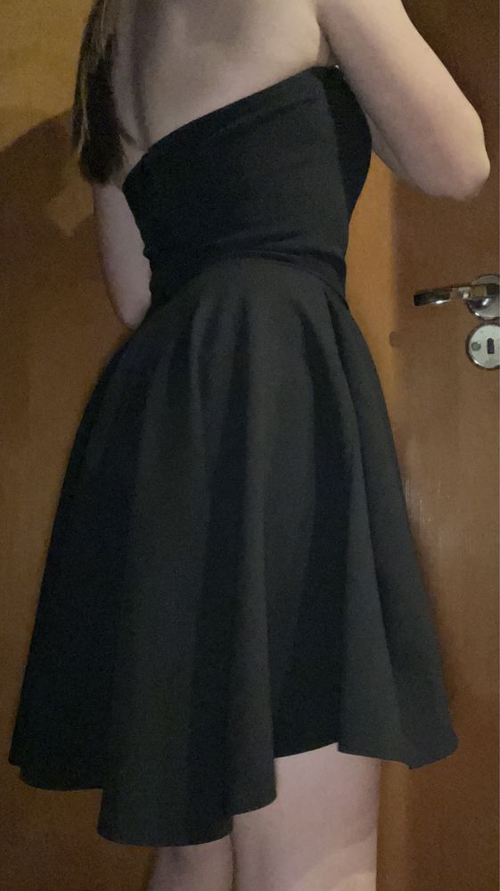 Czarna sukienka rozkloszowana 36