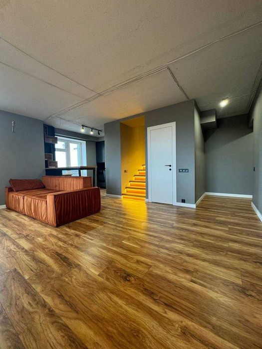 Дворівнева квартира з сучасним ремонтом, Виставка