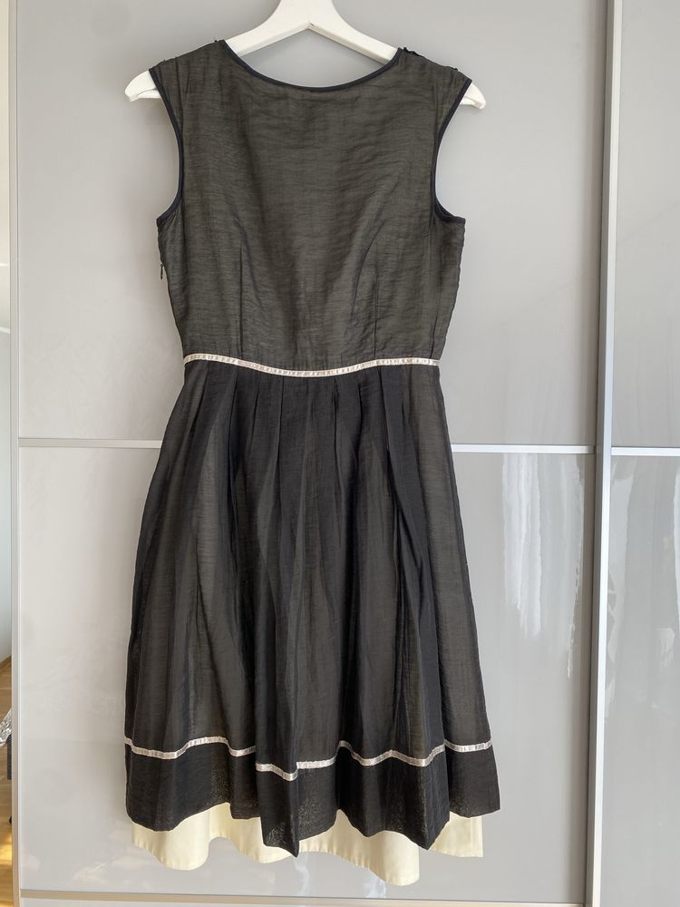 Sukienka Simple XS czarna lekko plisowana elegancka