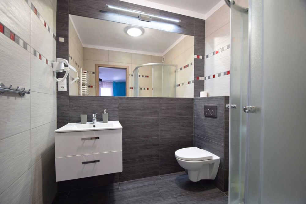 TANIE noclegi, pokoje pracownicze z łazienkami i balkonami w Grzybowie