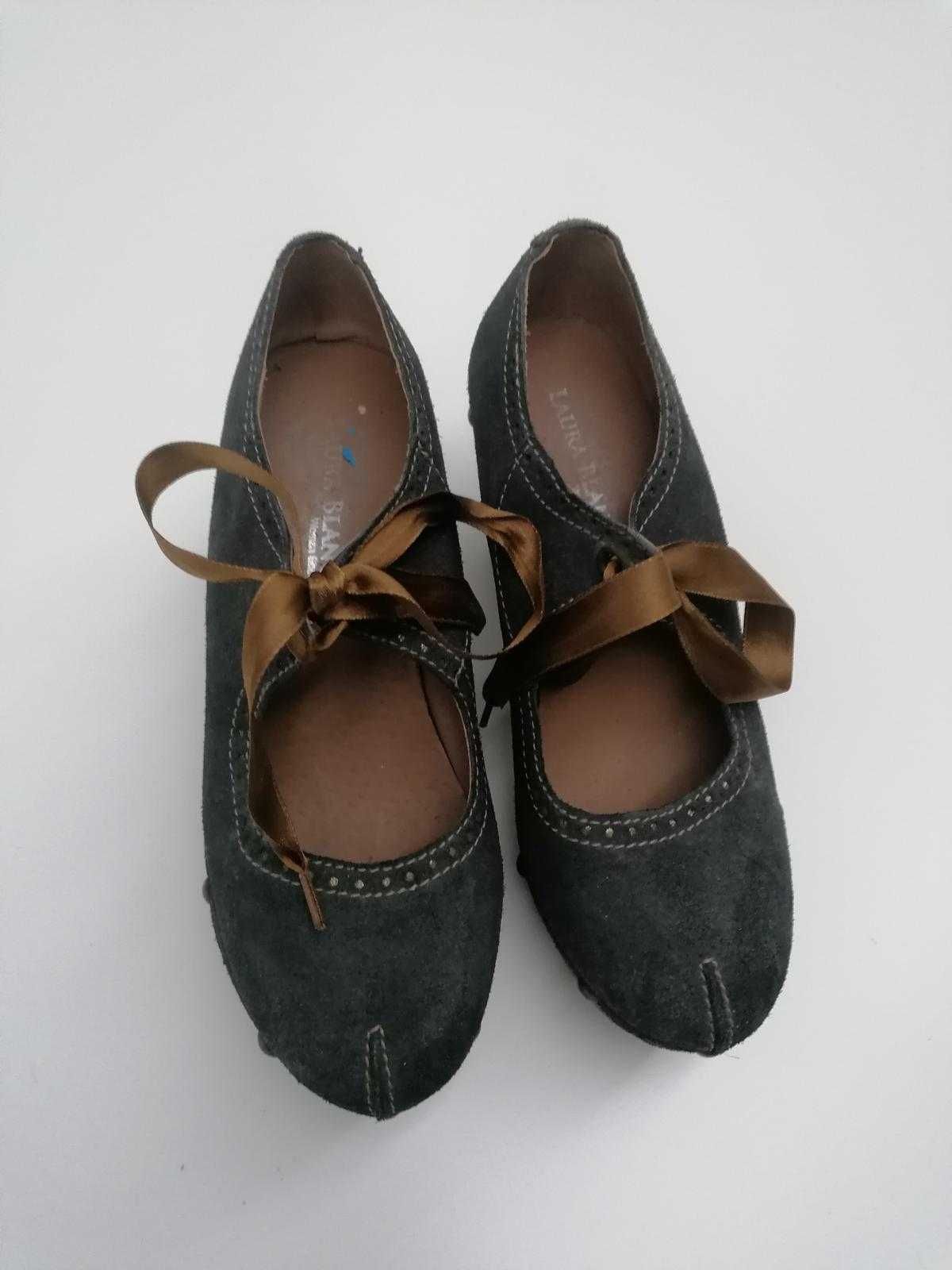 Sapatos azuis em camurça