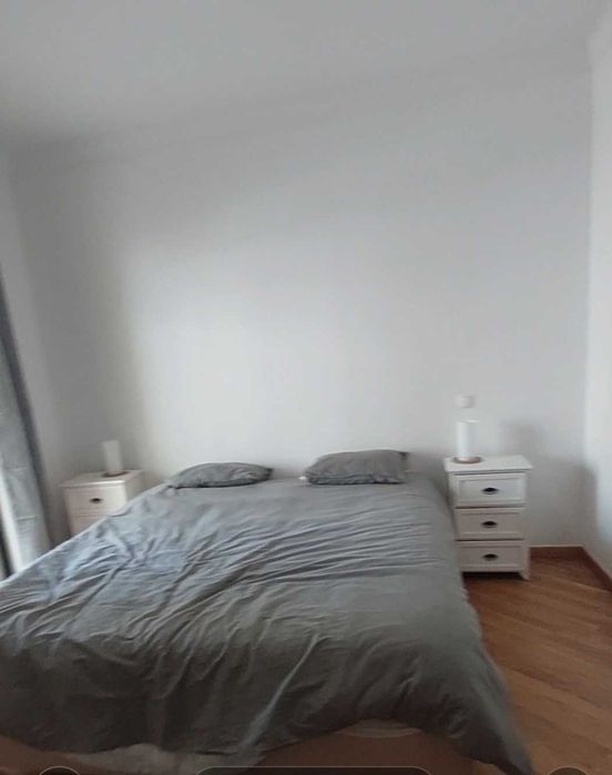 Cama casal + mesas de cabeceira + colchão