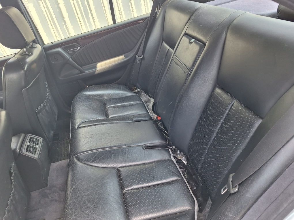 Mercedes-Benz E200 acidentado