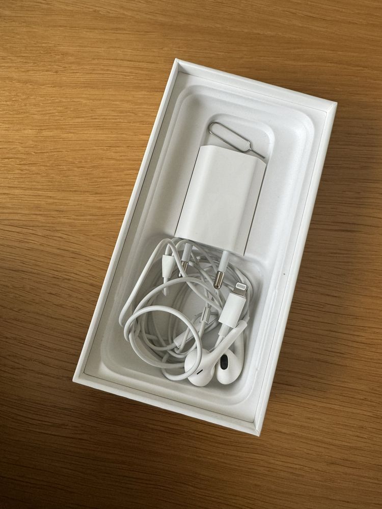 Iphone 7 w zestawie z kostką do ładowania i słuchawkami