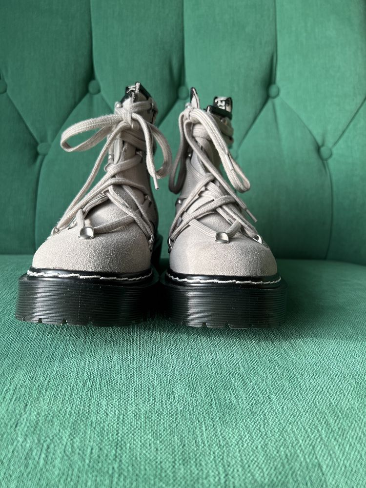 Nowe zamszowe botki w typie Dr. Martens