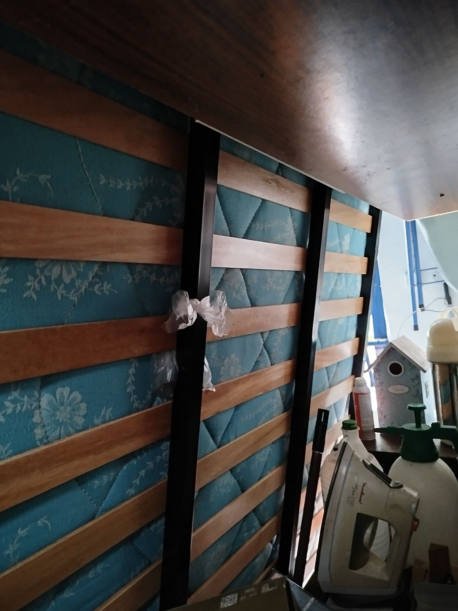Cama 1.80x1.30 m (com estrado de ripas)