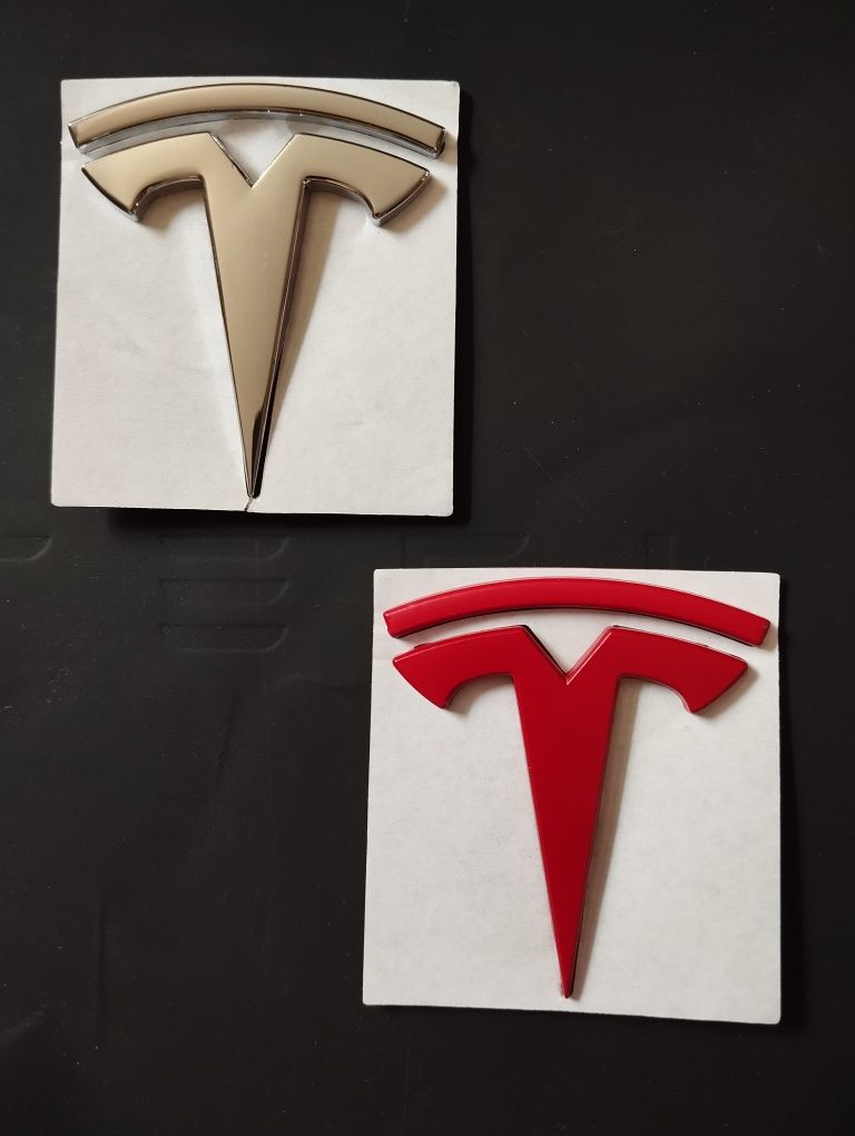 Знак на авто Tesla