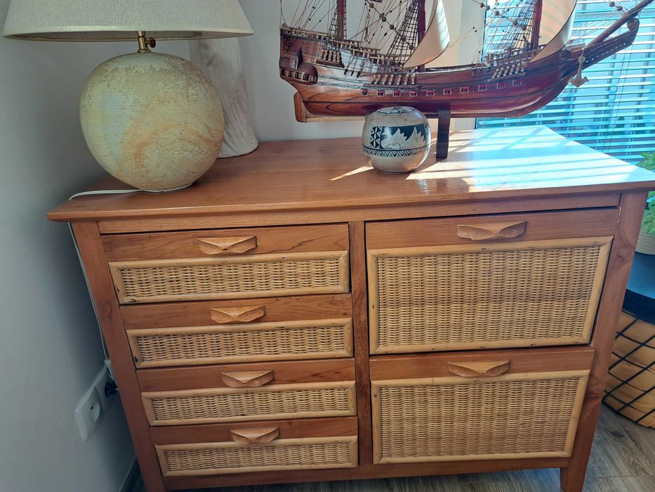 Meble z Indonezji. Komoda drewniano-rattanowa z sześcioma szufladami