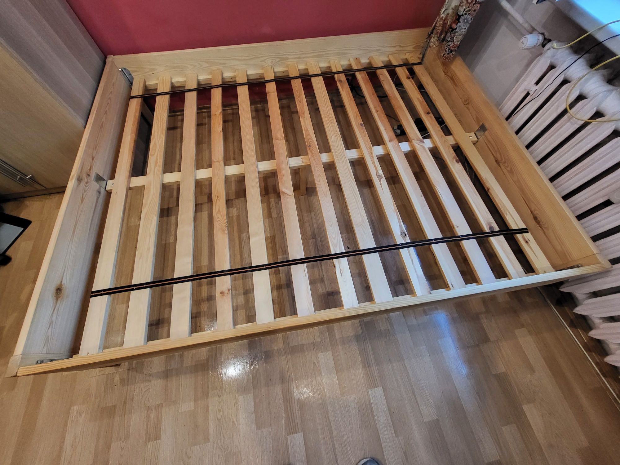 Drewniana rama łóżka