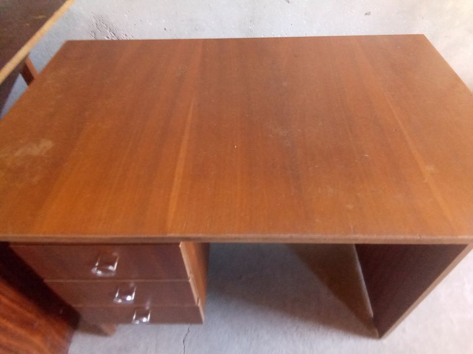 Продам советские 2стола и книжную полку