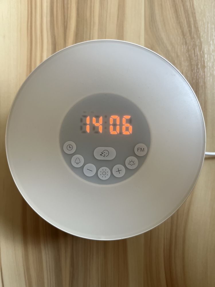 Radiobudzik z lampką i symulacją wschodu słońca