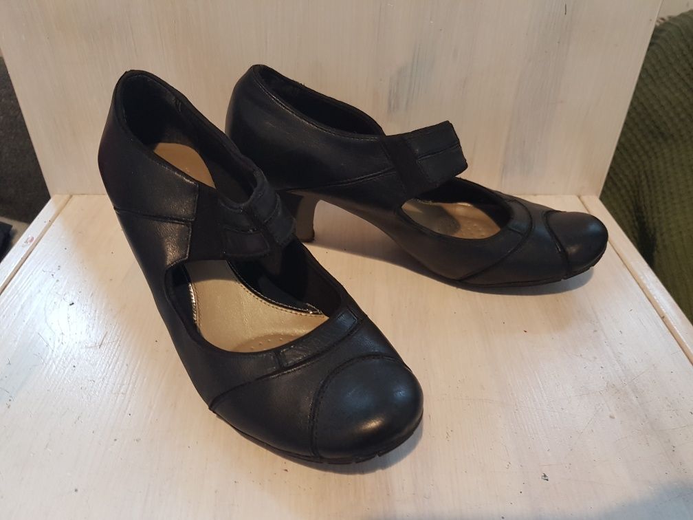 Skórzane buty na obcasie Clarks Softwear 360