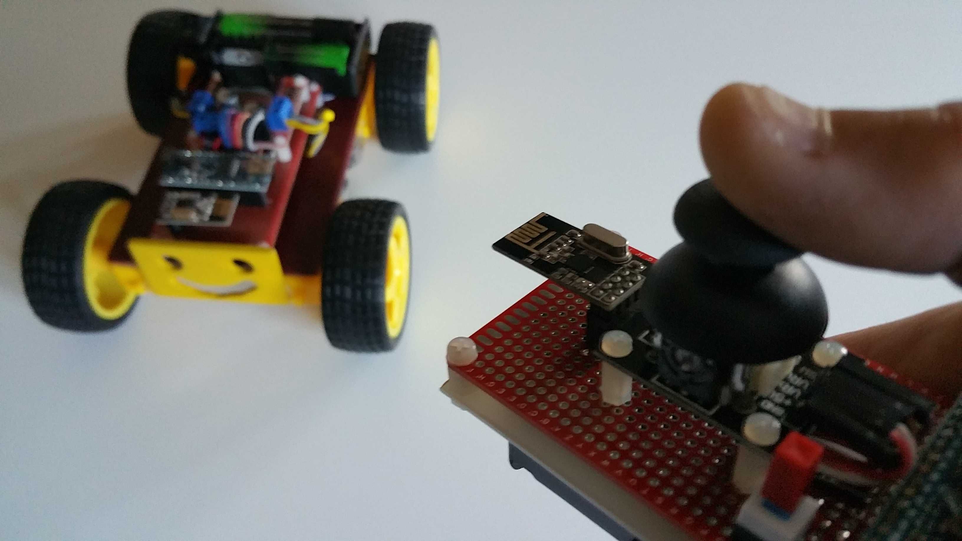 Carro Robot Educacional Arduino programado controlado por Joystick.
